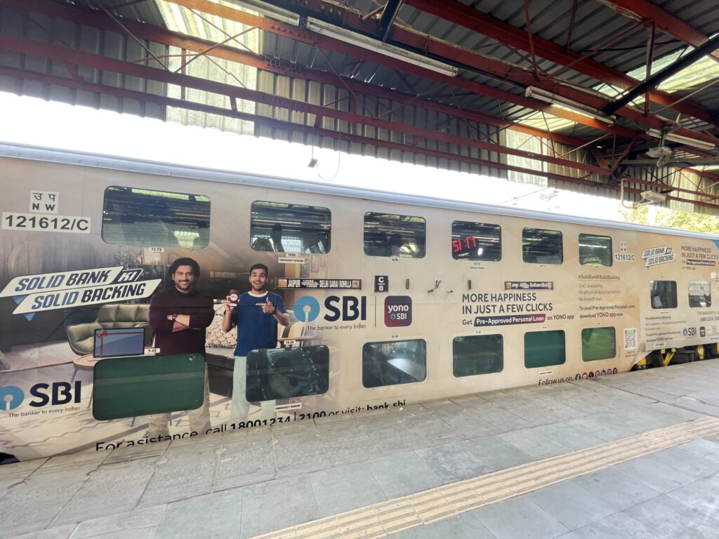 ジャイプル行き_12986列車_2階建て車両