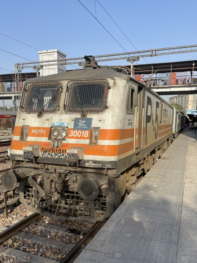 インド国鉄_12986列車_機関車