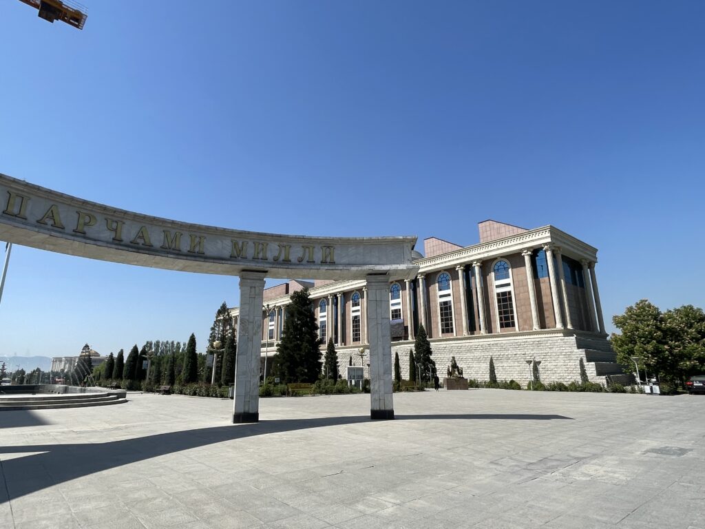 ドゥシャンベ_タジキスタン国立博物館外観