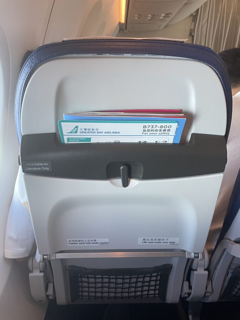 HB357_エコノミークラス_座席背面