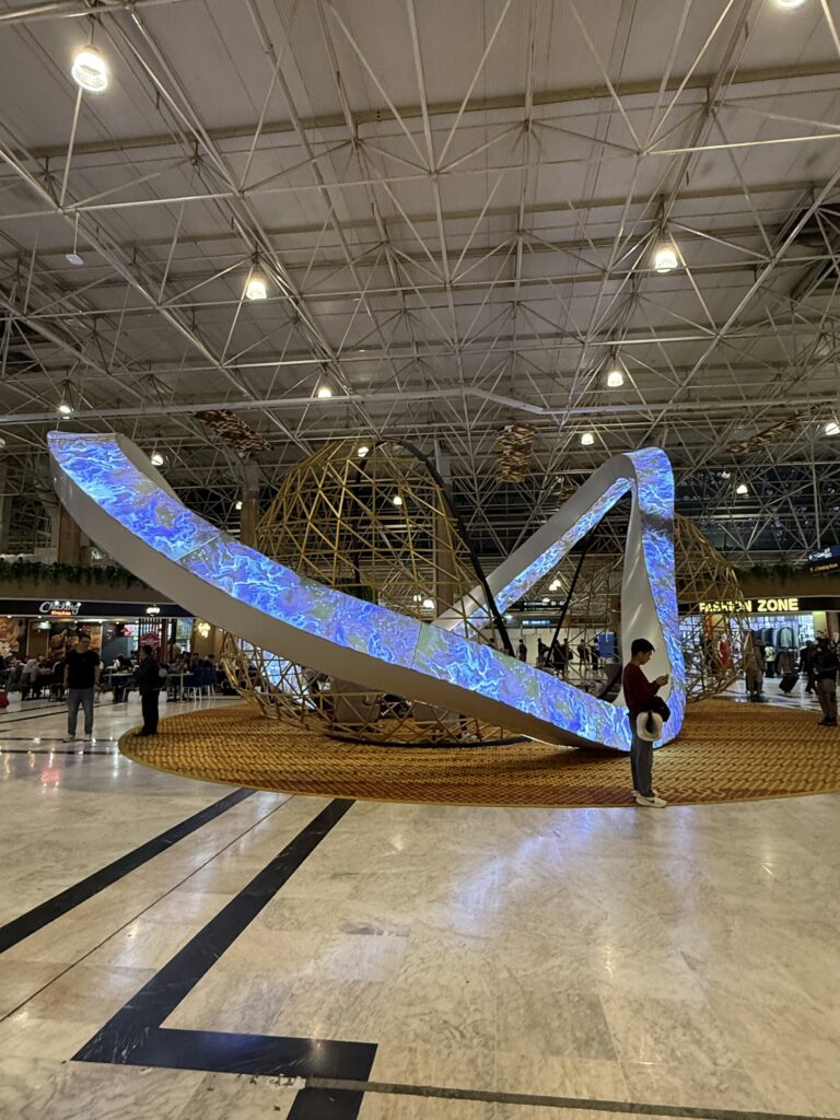 アディスアベバ・ボレ国際空港_ターミナル2_モニュメント