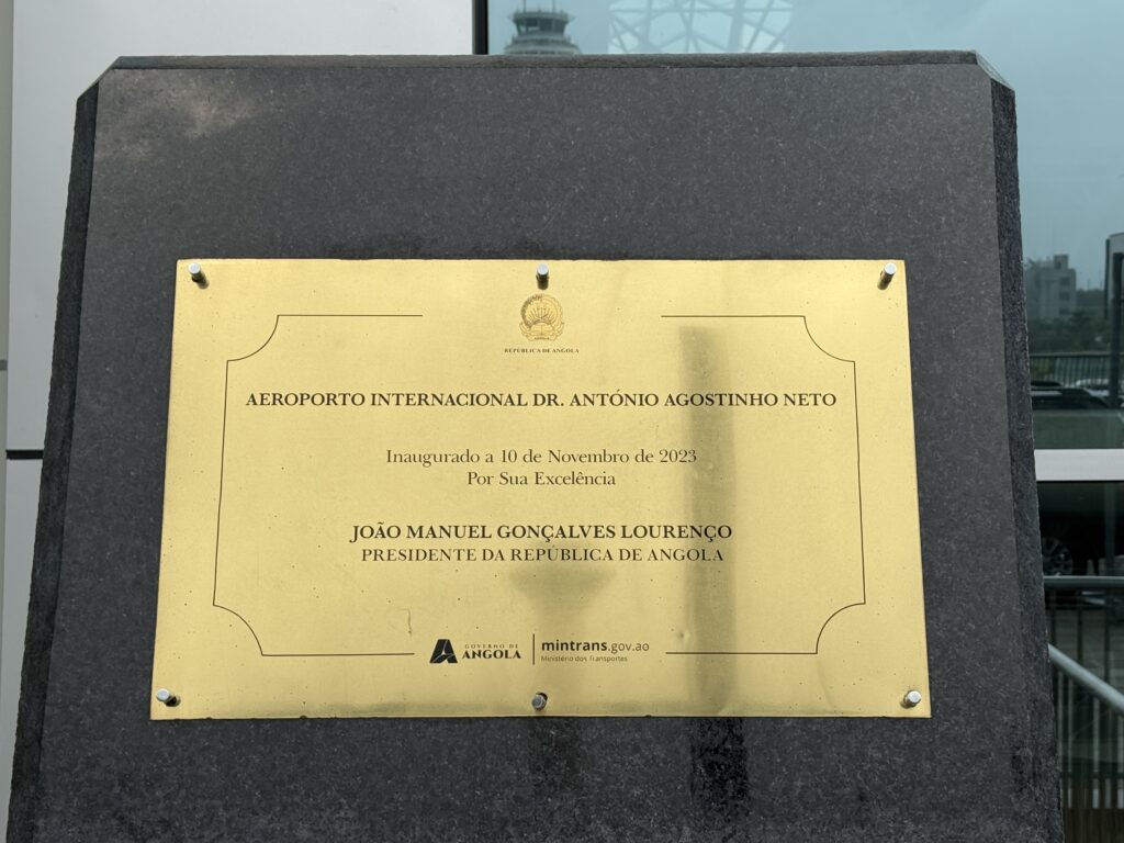 Dr.アントーニオ・アゴスチーニョ・ネート国際空港_空港名の記念プレート