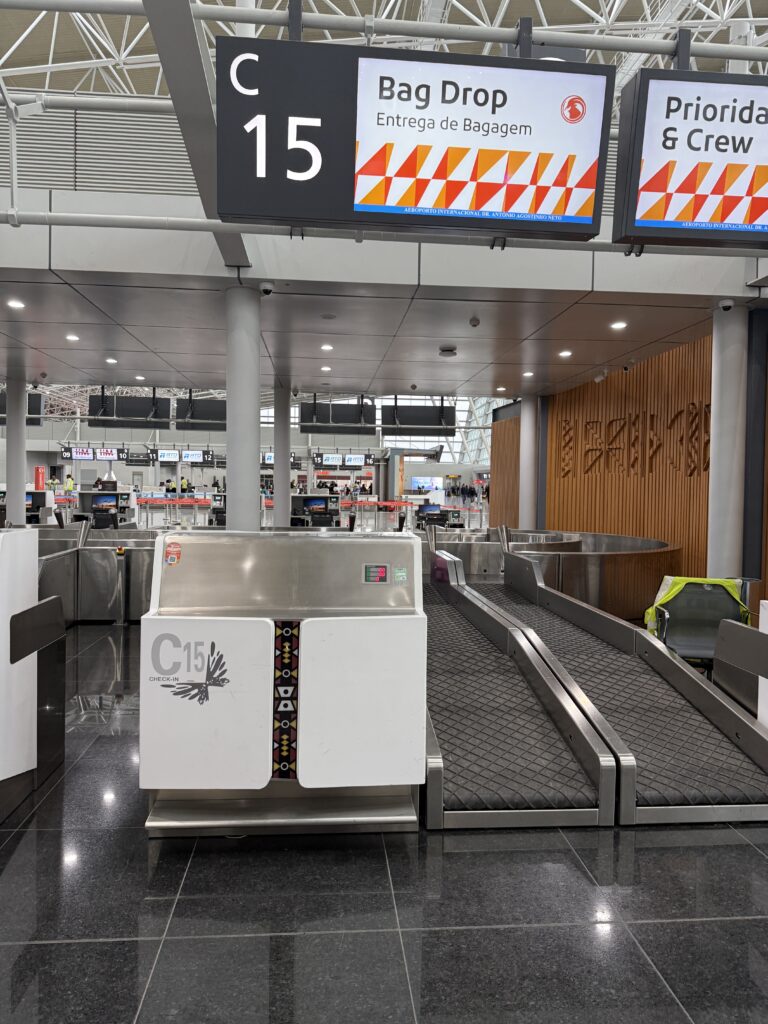 Dr.アントーニオ・アゴスチーニョ・ネート国際空港_TAAGアンゴラ航空チェックインカウンター1