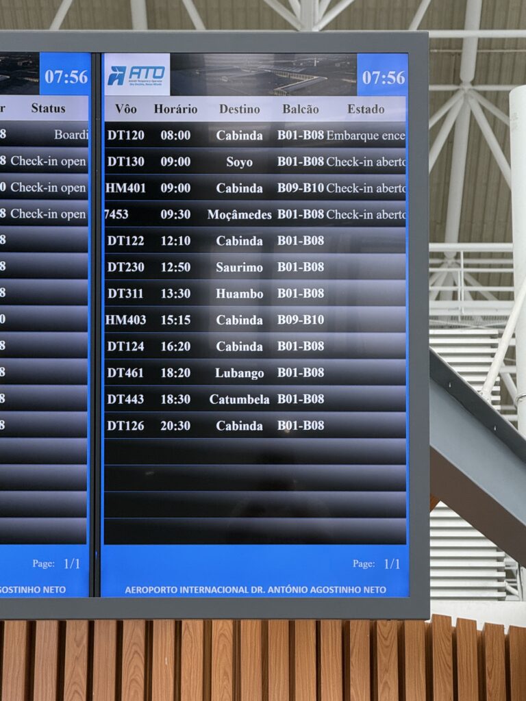 Dr.アントーニオ・アゴスチーニョ・ネート国際空港_国内線出発案内