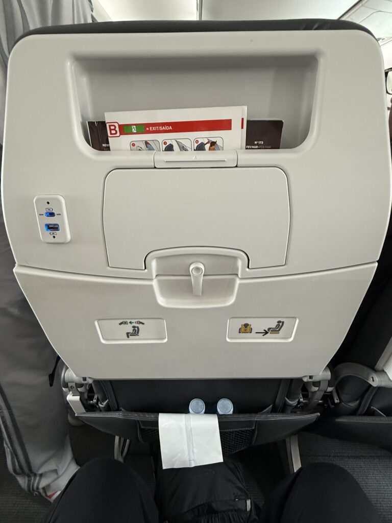 TAAGアンゴラ航空DT577_エコノミークラスシート背面