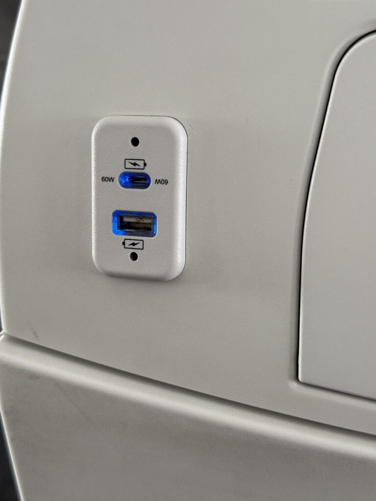 TAAGアンゴラ航空DT577_エコノミークラスシートUSBポート
