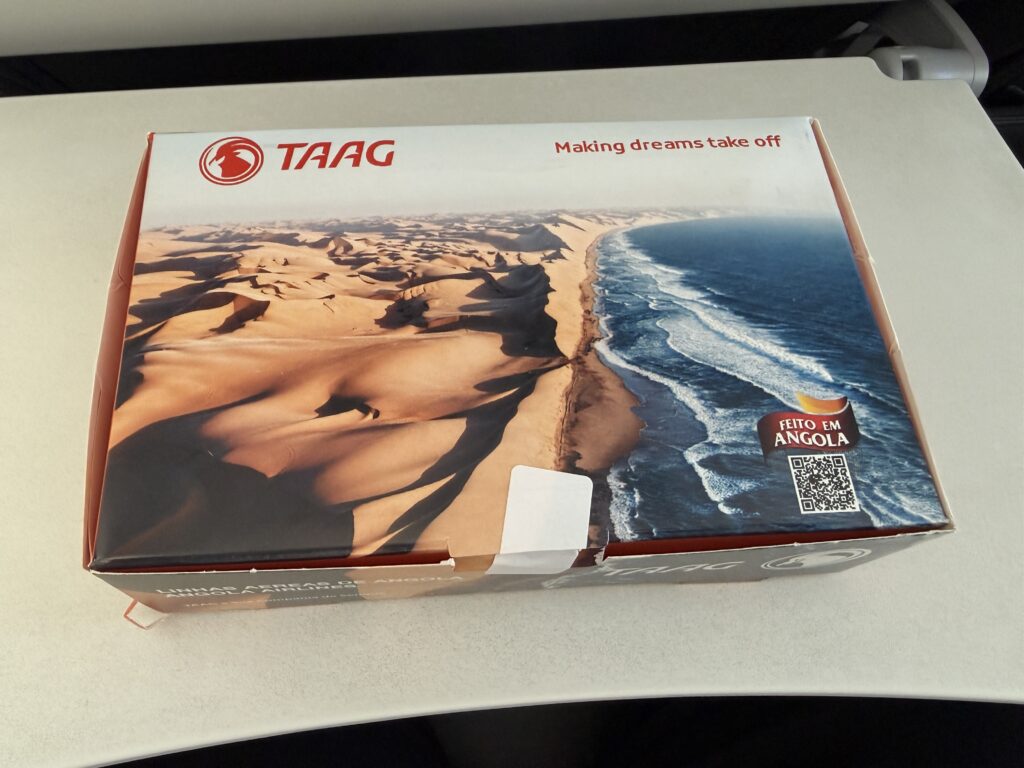 TAAGアンゴラ航空DT577_機内食外箱