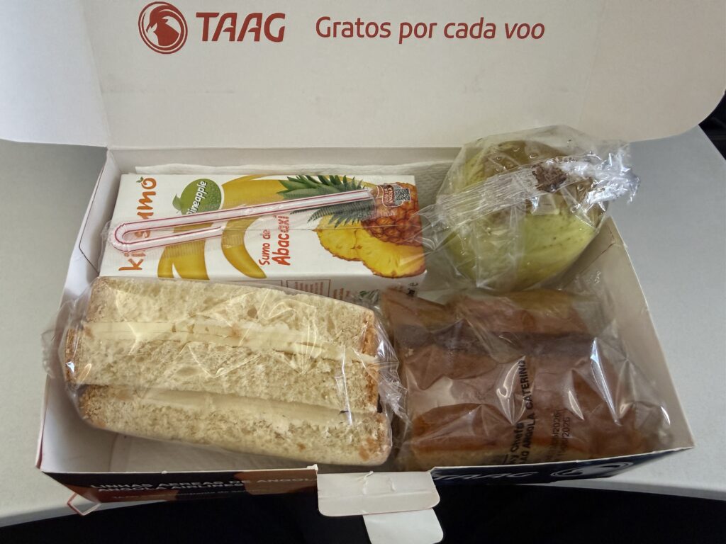 TAAGアンゴラ航空DT577_機内食中身